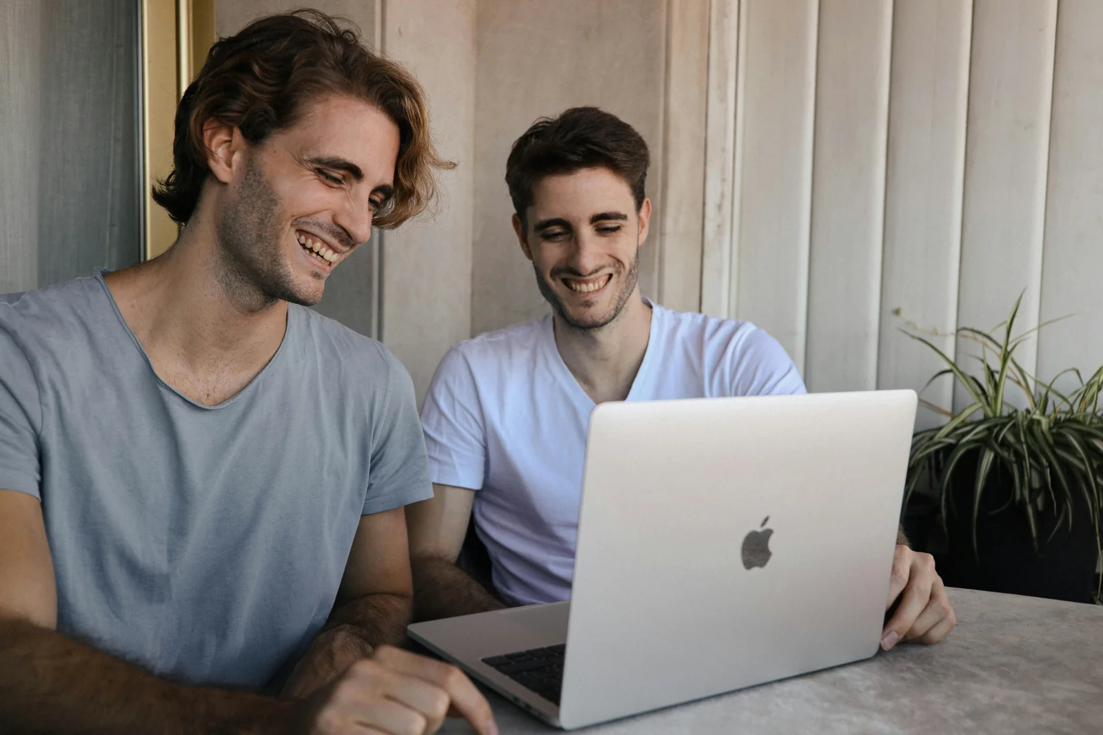 Léo et Antonin, fondateurs d'Atelier Vitrine, travaillant ensemble sur un projet